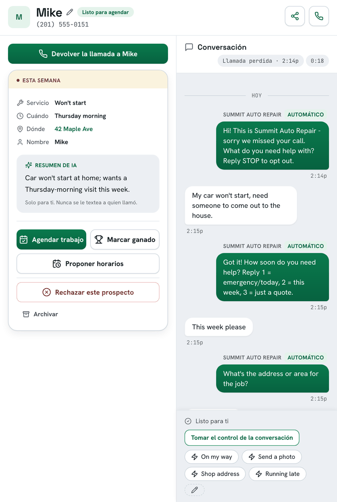 Un prospecto en el portal de BeepBack: el botón para devolverle la llamada a Mike, el trabajo, el horario, la dirección y el nombre, el resumen de IA, Agendar trabajo, Marcar ganado y Proponer horarios, junto a la conversación por texto con respuestas rápidas