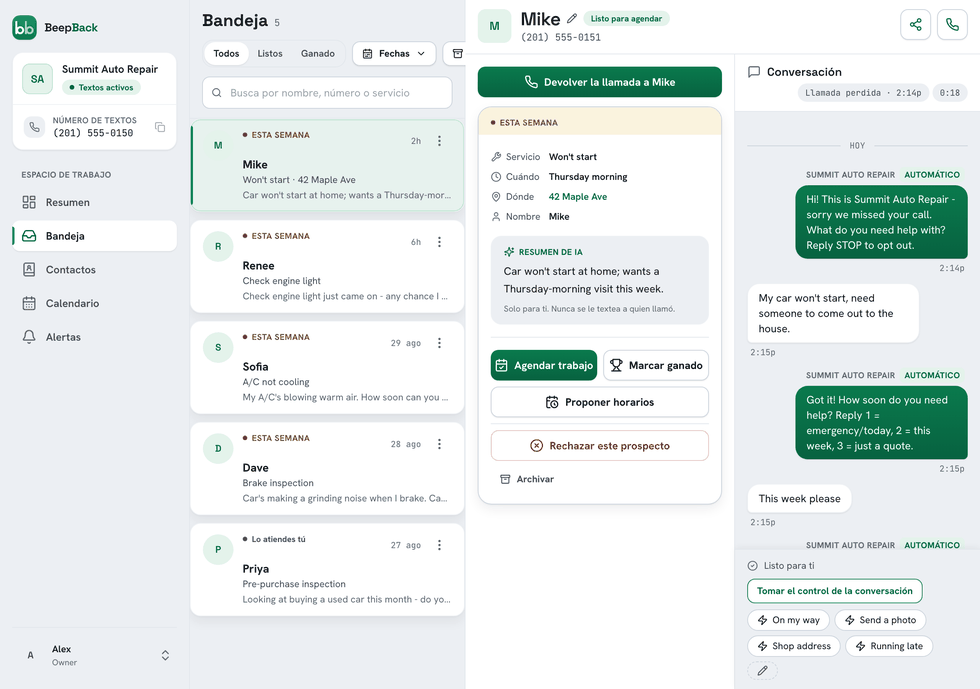 La bandeja de BeepBack con el prospecto de Mike abierto: el trabajo, el horario, la dirección y el nombre extraídos junto a la conversación completa por texto, con respuestas rápidas listas para enviar