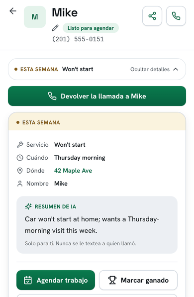 El prospecto de Mike abierto en un teléfono: el botón para devolverle la llamada, el trabajo, Thursday morning, 42 Maple Ave, el resumen de IA y Agendar trabajo